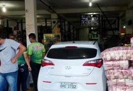 Descontrolado: Carro invade supermercado em Marechal Deodoro