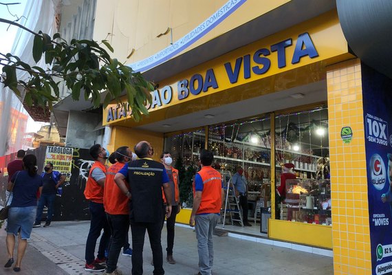 Após parte da fachada cair, Prefeitura interdita loja no Calçadão do Comércio