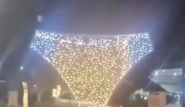 Calcinha gigante vira decoração de Natal e chama a atenção em Minas Gerais