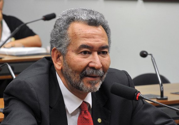 Após suspensão de decisão; Paulão disputará reeleição em AL