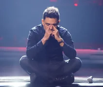 Zezé Di Camargo chora ao receber ajuda de fãs para cantar