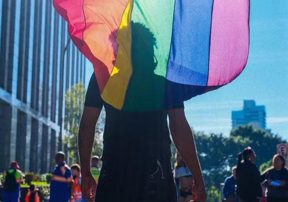 Parada LGBTQIA+ celebra 30 anos de luta e reúne multidão em São Paulo