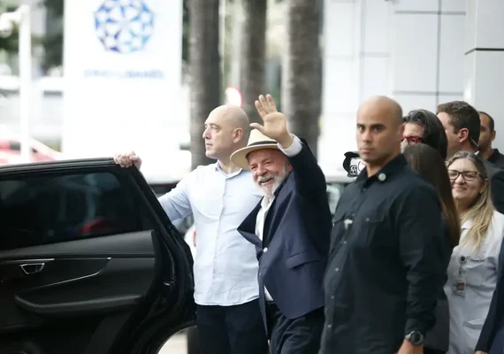 Lula recebe alta hospitalar e ficará em SP até quinta-feira