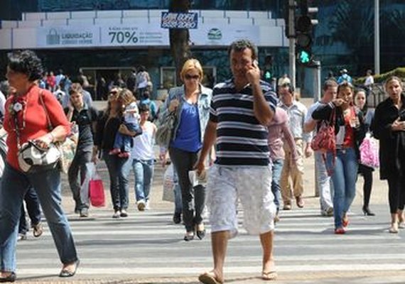 Taxa de desemprego no Brasil cai para 11,8%, revela IBGE