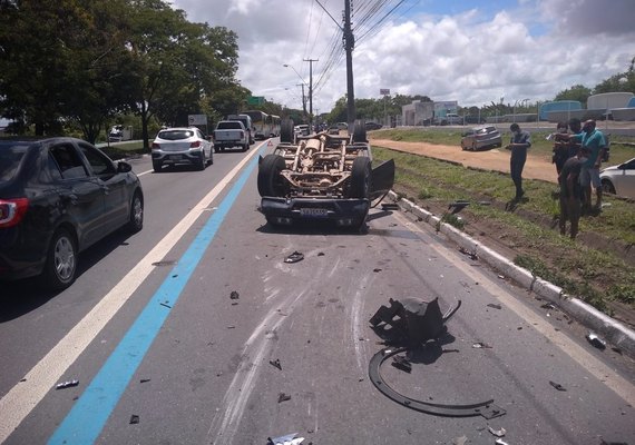 Veículo capota em acidente com dois outros carros na Durval de Góes Monteiro