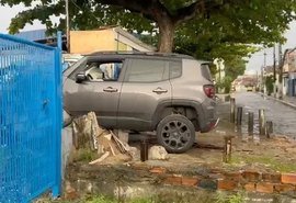 Carro colide contra mureta e derruba grade de prédio da Prefeitura de Maceió