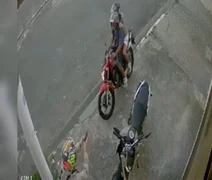 Policial reage a roubo e filma dupla caída no chão; veja o vídeo