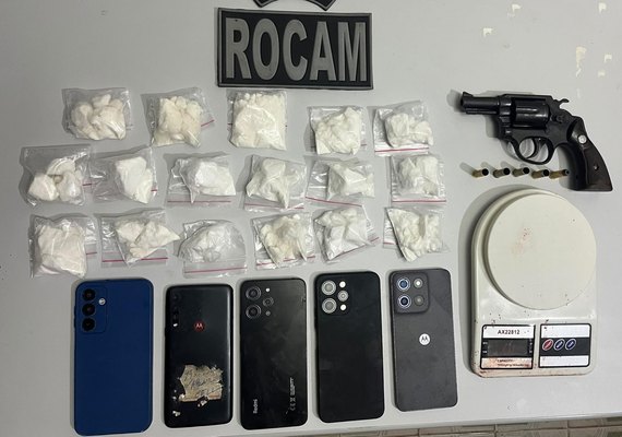 PM apreende uma arma, cerca de um quilo de drogas, seis celulares e uma motocicleta no interior