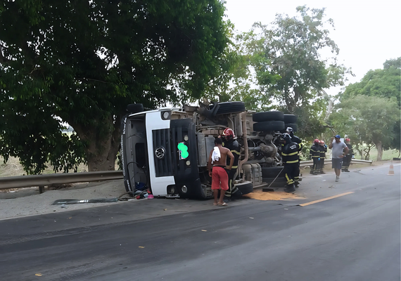 Bombeiros resgatam vítima presa às ferragens após colisão entre carro e caminhão