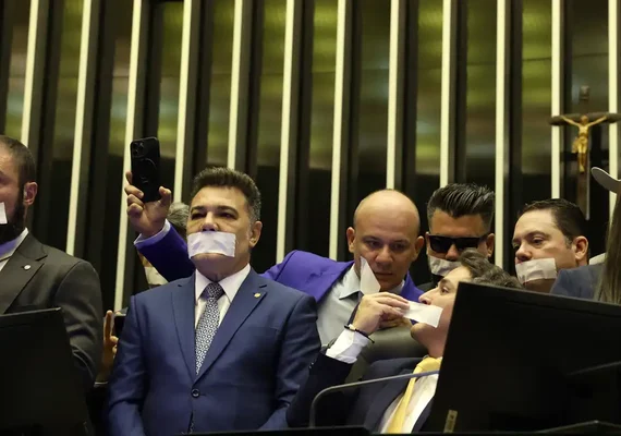 Deputados alagoanos ocupam plenários do Congresso em ação contra prisão de Bolsonaro