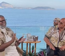 The Rock canta clássico de Zeca Pagodinho com Péricles em visita no Brasil