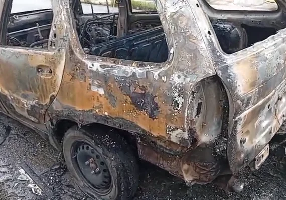 Carro pega fogo e assusta moradores no Tabuleiro do Martins