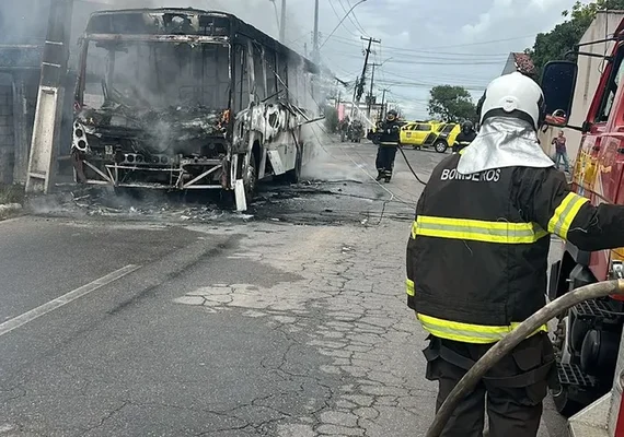 Ônibus é destruído por incêndio no bairro do Feitosa, em Maceió
