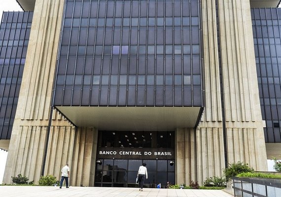 Brasileiro que usar cartão no exterior agora pode pagar pelo dólar do dia da compra