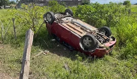 Carro capota e invade propriedade após motorista perder o controle na AL-220
