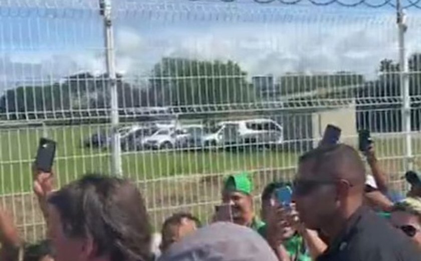 Bolsonaro desembarca no Aeroporto Zumbi dos Palmares para agenda em Maceió