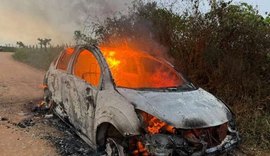 Carro fica destruído após incêndio em estrada de Craíbas
