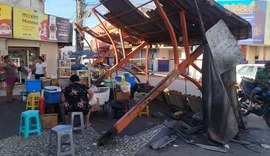 Cobertura desaba na feira livre do Centro de Arapiraca; comerciantes alertam para novo risco