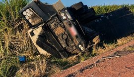 Caminhoneiro fica ferido após carreta tombar de madrugada na BR-101