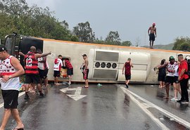Ônibus com torcedores do Flamengo tomba e deixa feridos no Rio