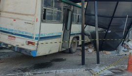 Homem morre após ônibus colidir contra galeria comercial em Maragogi