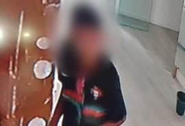 Adolescente é flagrado por câmera de segurança ao arrombar loja na Ponta Verde