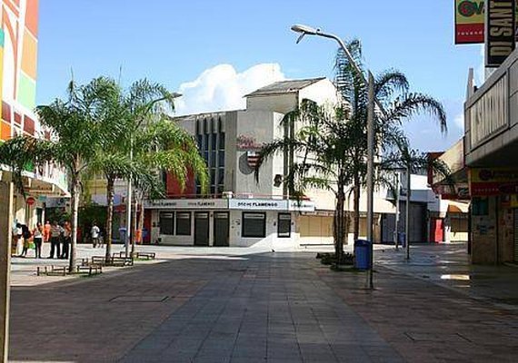 Centro de Maceió apresenta baixo movimento com lojas fechadas
