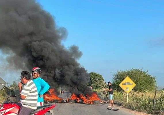 Moradores de Craíbas fecham rodovia contra ações de mineradora