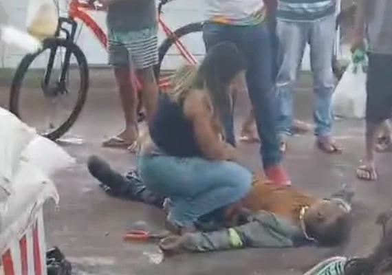 Vídeo: Trabalhador despenca de telhado do Mercado Publico de Marechal Deodoro