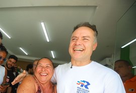 Renan Filho recebe homenagem de cooperativistas durante visita a Piaçabuçu