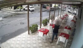 Dupla assalta restaurante em Maceió e foge após render funcionários no caixa