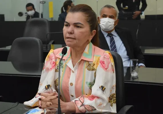 Deputada revoltada afirma 'Quem tiver seu símbolo de Novembro Azul bote na testa'