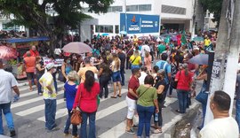 Servidores públicos de Maceió fazem ato de protesto na praça Deodoro