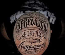 Torcedor tatua o nome do ASA na cabeça
