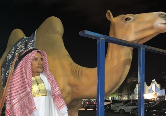 Vestido de sheik e rodeado de dançarinas, candidato em AL ganha adeptos nas redes sociais