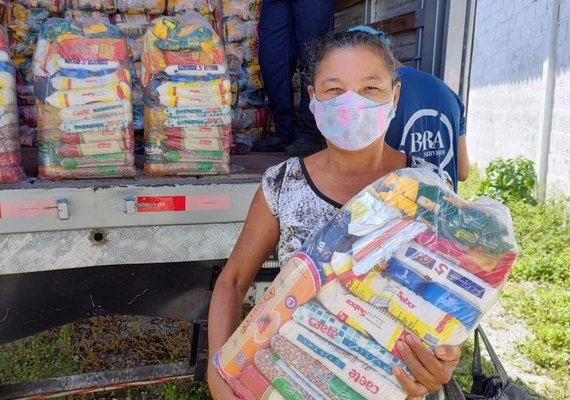 Famílias são beneficiadas com cestas básicas