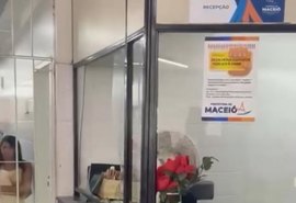 Vídeo: Mulher destrói equipamentos em posto de saúde em Maceió após problemas no agendamento