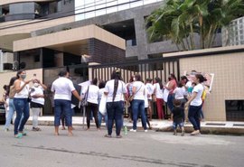 Vídeo: Familiares de presos protestam  em frente à casa de Renan Filho