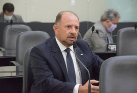 Diagnosticado com Covid-19, deputado protesta contra uso de máscaras