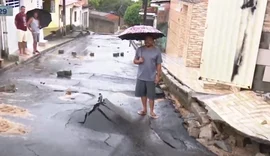 Chuvas causam 'explosão' e rachaduras em asfalto em ruas de Fernão Velho