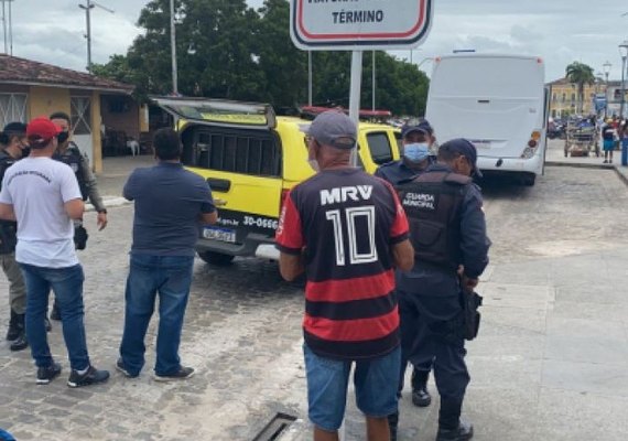 Homem pede para ser preso e ao ser ignorado pela polícia agride mulher em Penedo
