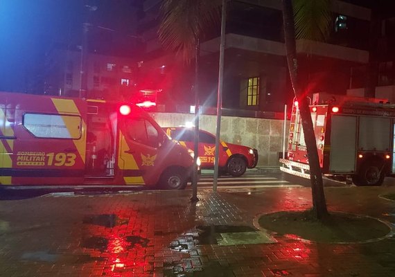 Foodtruck na Ponta Verde pega fogo e corpo de bombeiros é acionado