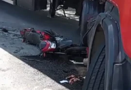 VÍDEOS: Motociclista fica ferido em colisão com caminhão na Avenida Durval de Góes Monteiro