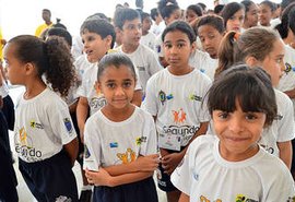 Governo entrega kits para famílias atendidas pelo Forças no Esporte