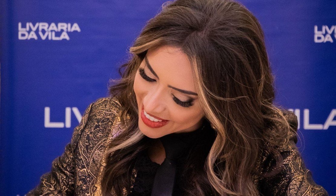 Sophia Martins realiza noite de autógrafos no lançamento de seu segundo livro