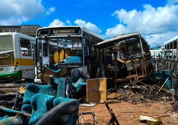 Prefeitura, SMTT e PM interditam e notificam locais de desmanche de veículos