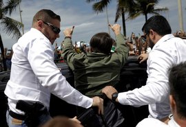 Bolsonaro vai a banco e na volta encontra protesto na porta de casa