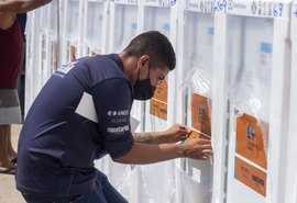 Moradores da Vila dos Pescadores, em Maceió, são beneficiados com geladeiras novas