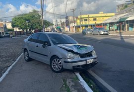 Motorista abandona o carro após colidir com motociclista no centro de Maceió