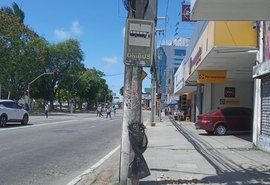 Principal avenida de Maceió tem apenas 7 lixeiras; prefeitura culpa vandalismo